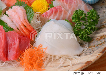お刺身の盛り合わせ、刺盛り、海鮮料理、お造り、刺し身、シーフード料理 129565855