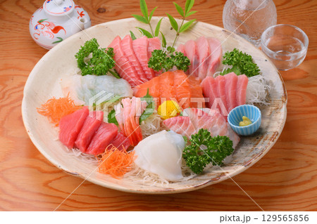 お刺身の盛り合わせ、刺盛り、海鮮料理、お造り、刺し身、シーフード料理 129565856
