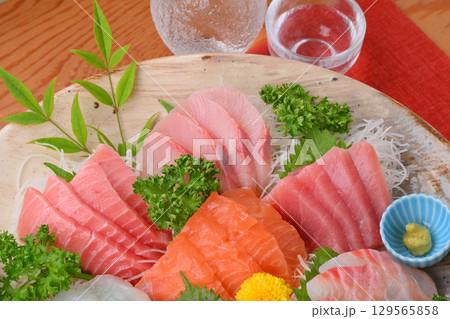 お刺身の盛り合わせ、刺盛り、海鮮料理、お造り、刺し身、シーフード料理 129565858