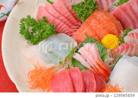 お刺身の盛り合わせ、刺盛り、海鮮料理、お造り、刺し身、シーフード料理 お刺身の盛り合わせ、刺盛り、海鮮料理、お造り、刺し身、シーフード料理 129565859