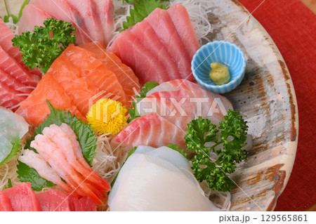 お刺身の盛り合わせ、刺盛り、海鮮料理、お造り、刺し身、シーフード料理 お刺身の盛り合わせ、刺盛り、海鮮料理、お造り、刺し身、シーフード料理 129565861