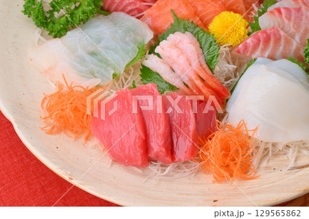 お刺身の盛り合わせ、刺盛り、海鮮料理、お造り、刺し身、シーフード料理 お刺身の盛り合わせ、刺盛り、海鮮料理、お造り、刺し身、シーフード料理 129565862