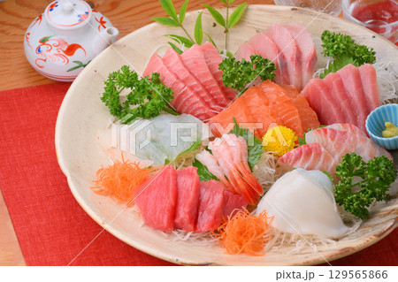 お刺身の盛り合わせ、刺盛り、海鮮料理、お造り、刺し身、シーフード料理 お刺身の盛り合わせ、刺盛り、海鮮料理、お造り、刺し身、シーフード料理 129565866