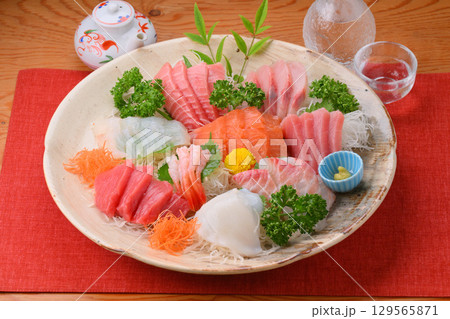 お刺身の盛り合わせ、刺盛り、海鮮料理、お造り、刺し身、シーフード料理 129565871