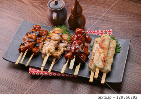 焼き鳥の盛り合わせ、ねぎま、つくね、塩、タレ。 129566292