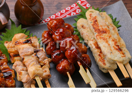 焼き鳥の盛り合わせ、ねぎま、つくね、塩、タレ。 焼き鳥の盛り合わせ、ねぎま、つくね、塩、タレ。 129566296