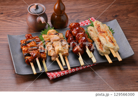 焼き鳥の盛り合わせ、ねぎま、つくね、塩、タレ。 129566300