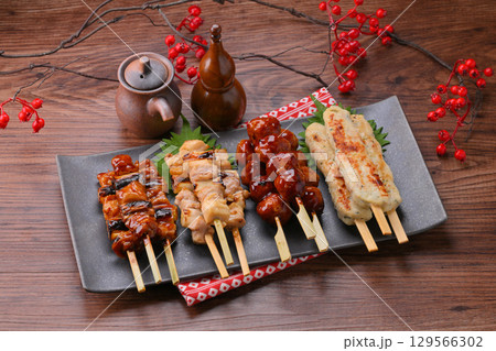 焼き鳥の盛り合わせ、ねぎま、つくね、塩、タレ。 129566302