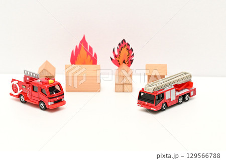 住宅火災 消火活動に向かう消防自動車のイメージ 129566788