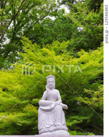 【岩手県盛岡市大慈寺町/大慈寺】青葉に包まれる弥勒菩薩 【岩手県盛岡市大慈寺町/大慈寺】青葉に包まれる弥勒菩薩 129566865
