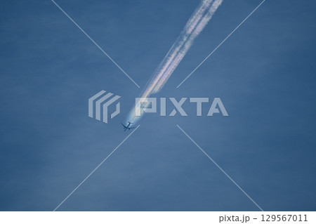 青空とベイパー飛行機雲 青空とベイパー飛行機雲 129567011