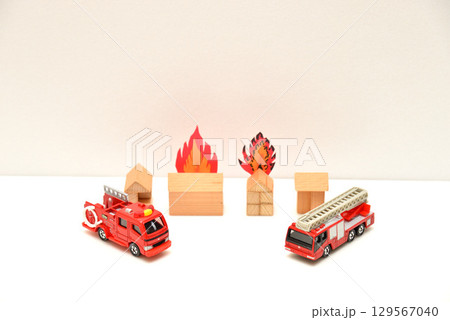 住宅火災 消火活動に向かう消防自動車のイメージ 129567040