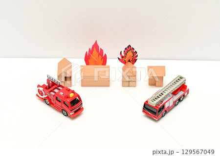 住宅火災 消火活動に向かう消防自動車のイメージ 129567049