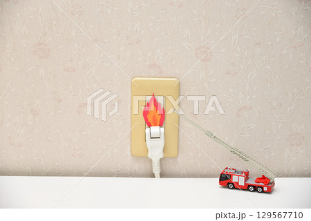コンセントから発火のイメージ コンセントから発火のイメージ 129567710