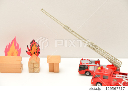 住宅火災 消火活動に向かう消防自動車のイメージ 129567717