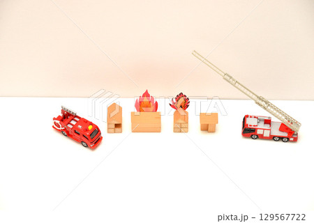 住宅火災 消火活動に向かう消防自動車のイメージ 129567722