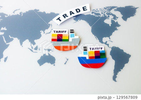 TRADE・カラフルなコンテナ船 129567809
