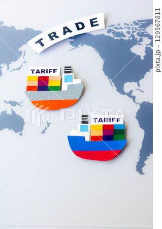 TRADE・カラフルなコンテナ船 129567811