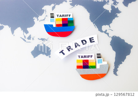 TRADE・カラフルなコンテナ船 129567812