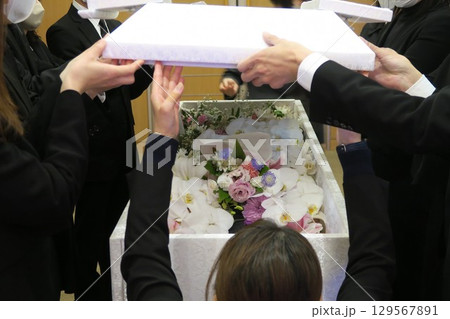 棺のふたを閉じる親族 129567891