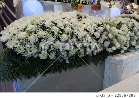 お洒落な花祭壇 129567898