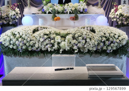 お洒落な花祭壇 129567899