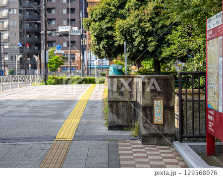 神田川に架かる「浅草橋」の銘板（東京都台東区側） 129568076