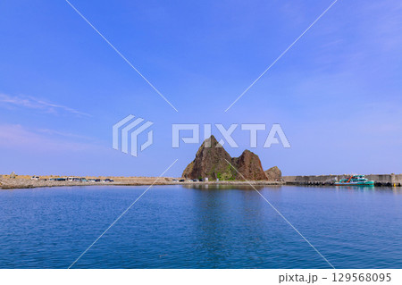 知床半島クルーズ、6月の青空と薄曇り（北海道） 129568095