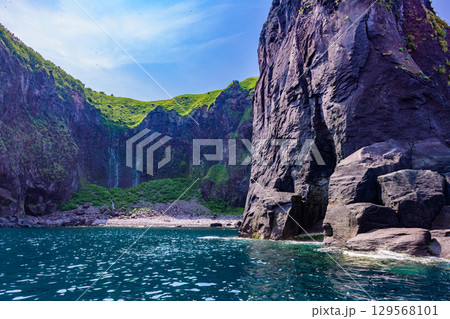 知床半島クルーズ、6月の青空と薄曇り(北海道) 知床半島クルーズ、6月の青空と薄曇り(北海道) 129568101