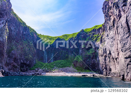 知床半島クルーズ、6月の青空と薄曇り（北海道） 129568102