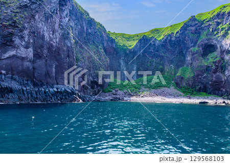 知床半島クルーズ、6月の青空と薄曇り(北海道) 知床半島クルーズ、6月の青空と薄曇り(北海道) 129568103