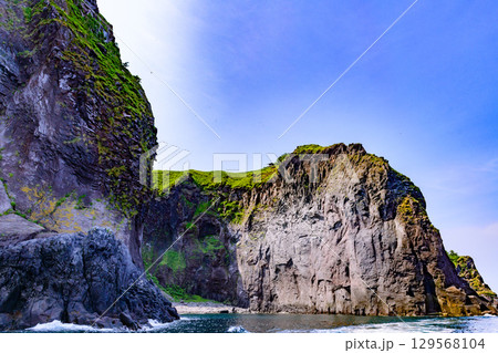 知床半島クルーズ、6月の青空と薄曇り(北海道) 知床半島クルーズ、6月の青空と薄曇り(北海道) 129568104