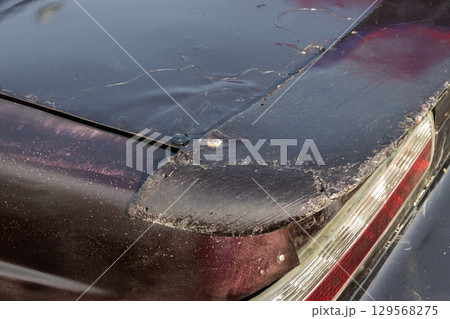劣化した車Repairing the deteriorated body of an old car 129568275