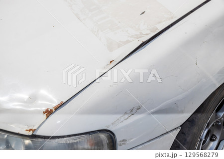 劣化した車Repairing the deteriorated body of an old car 129568279