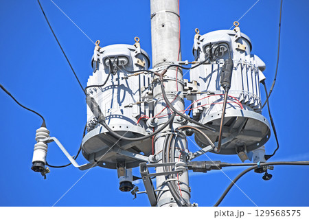 電柱と電気設備（柱上トランス） 129568575
