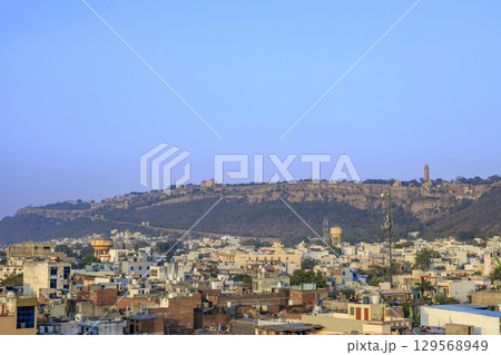 チットールガル市街地から見たチットールガル城 チットールガル市街地から見たチットールガル城 129568949