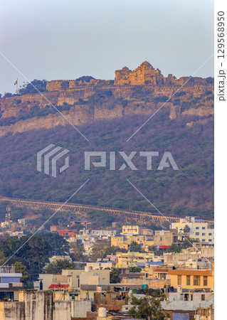 チットールガル市街地から見たチットールガル城のミーラ宮殿 129568950
