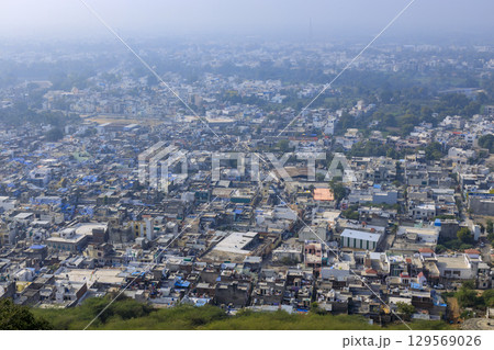 チットールガル城から望む朝靄のチットールガル町並み 129569026