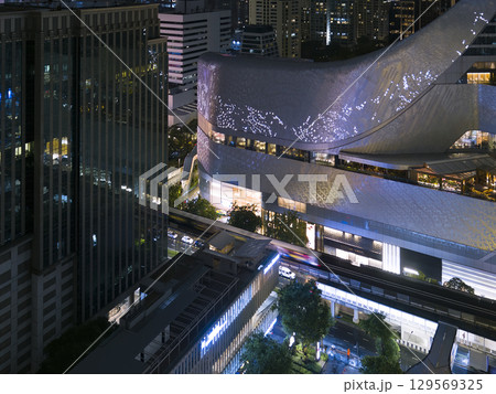 バンコク・プルンチット駅周辺のビル群夜景 / Bangkok, Thailand 129569325