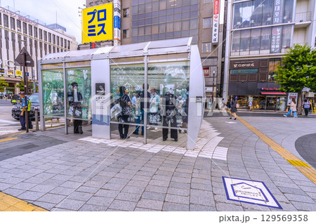 日本の東京都市景観　錦糸町駅前の喫煙場所などを望む 129569358