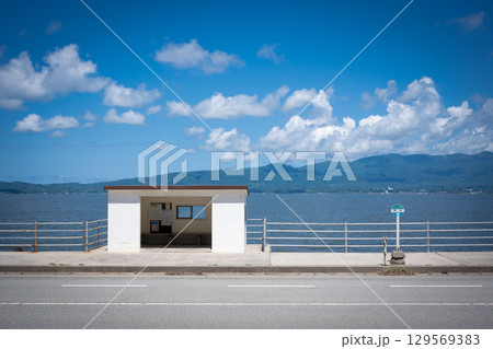 佐渡島 バスの停留所(背合) 佐渡島 バスの停留所(背合) 129569383