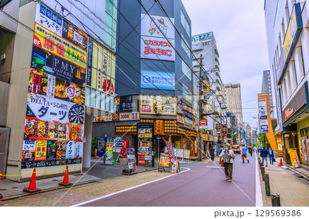 日本の東京都市景観 錦糸町駅前の飲み屋街などを望む 日本の東京都市景観 錦糸町駅前の飲み屋街などを望む 129569386
