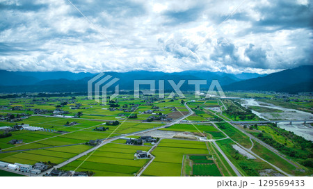 夏の黒部川扇状地の黒部川や北陸新幹線高架橋や北陸自動車道や一般道路などの様子 夏の黒部川扇状地の黒部川や北陸新幹線高架橋や北陸自動車道や一般道路などの様子 129569433