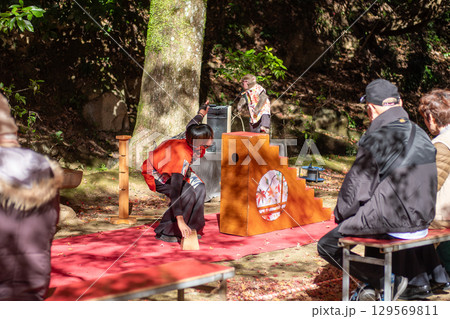 Woman are teaching monkey at Maniden hall Engyoji mountain Shosha, Himeji, Japan Woman are teaching monkey at Maniden hall Engyoji mountain Shosha, Himeji, Japan 129569811