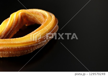チュロスを黒背景で撮影 チュロスを黒背景で撮影 129570249