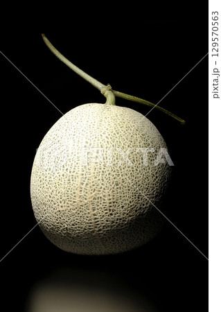 丸ごとメロンを黒背景で撮影 129570563
