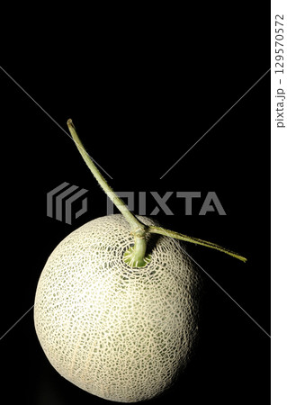丸ごとメロンを黒背景で撮影 129570572