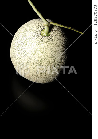 丸ごとメロンを黒背景で撮影 129570573