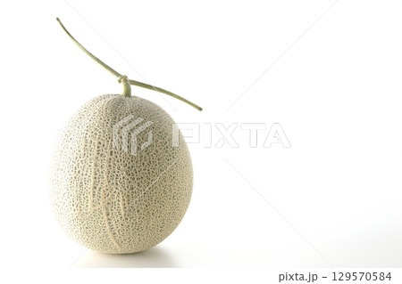 丸ごとメロンを白背景で撮影 129570584