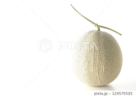 丸ごとメロンを白背景で撮影 129570585